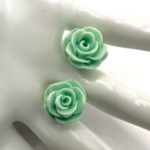 Green rose post earrings - Picture 2 of 8